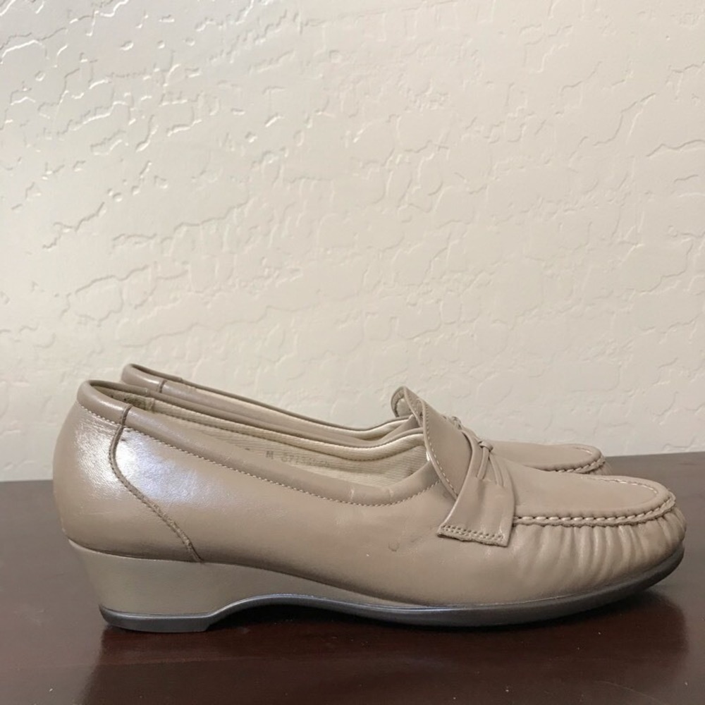 SAS Tripad Comfort Womens Loafer Shoes Beige Slip On Wedge Heel Moc Toe 10 M